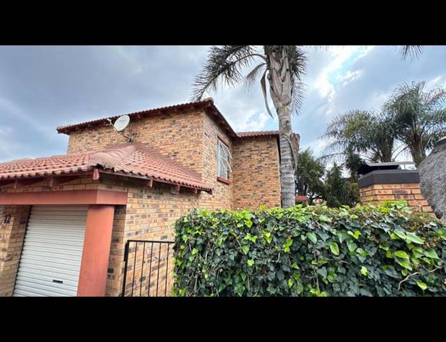 3 BEDROOM TOWNHOUSE FOR SALE IN WILGEHEUWEL